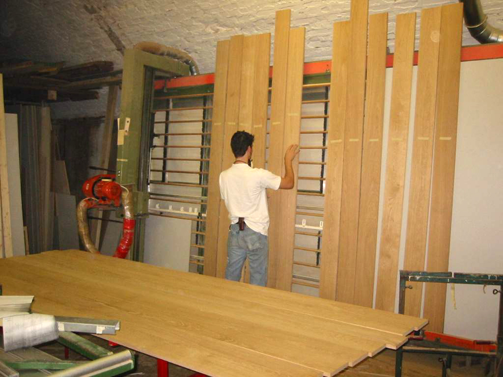 Wir stellen alle Bretter, die später auf dem Rahmen angebracht werden, nebeneinander und schauen, welche Bretter mit ihrer Maserung am besten zueinander passen.